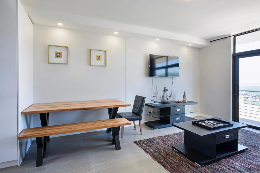 uSHAKA WATERFRONT - OUTSTANDING OPEN OUTLOOKS