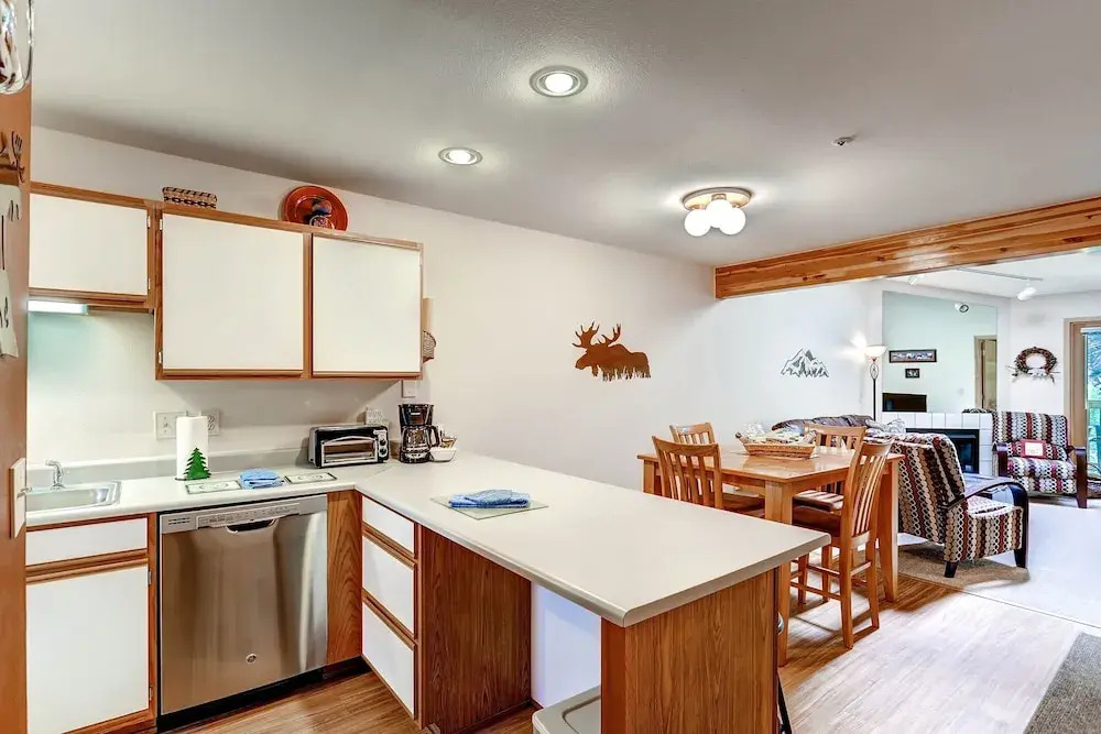 Woodbridge Inn 302 by RedAwning
