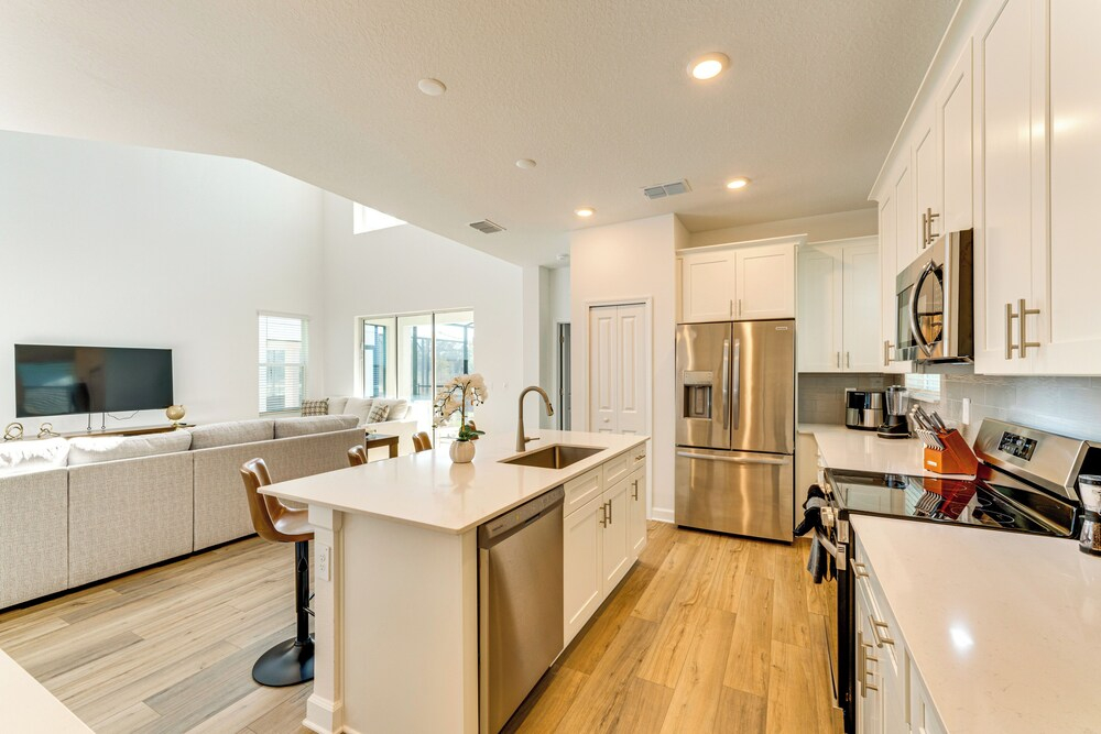 15 Min to Disney: Sleeps 19 w/ Resort Amenities