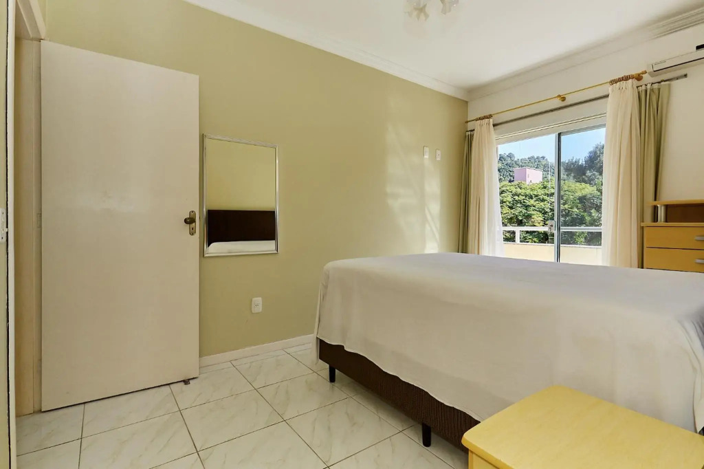 1040 - Departamento 2 quartos na Rua Pirajica . 200 m da Praia Bombinhas Centro