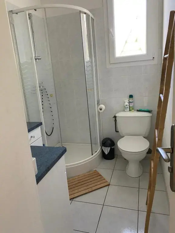 Appt avec parking, clim, wifi à 50 m de la plage