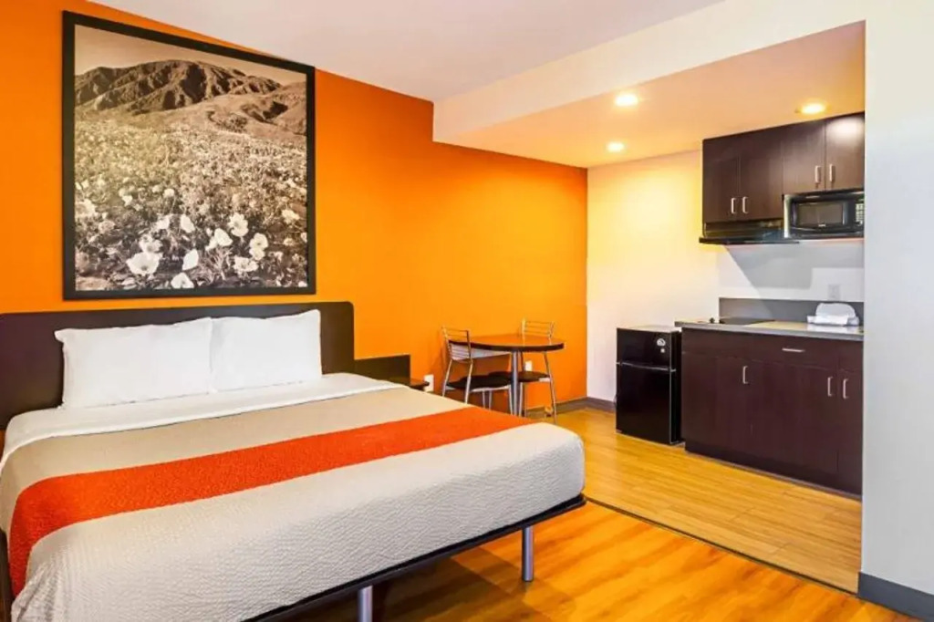 Motel 6 Maple/Main
