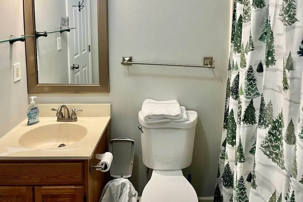 Hike, Ski, Explore: Lincoln Condo w/ Pool Access