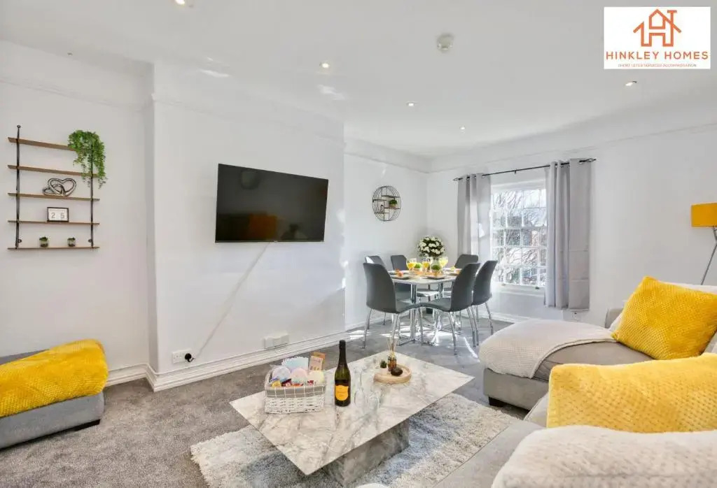 The Highstreet Retreat - Luxurious, Central & Spacious! By Hinkley Homes Short Lets & Serviced Accommodation