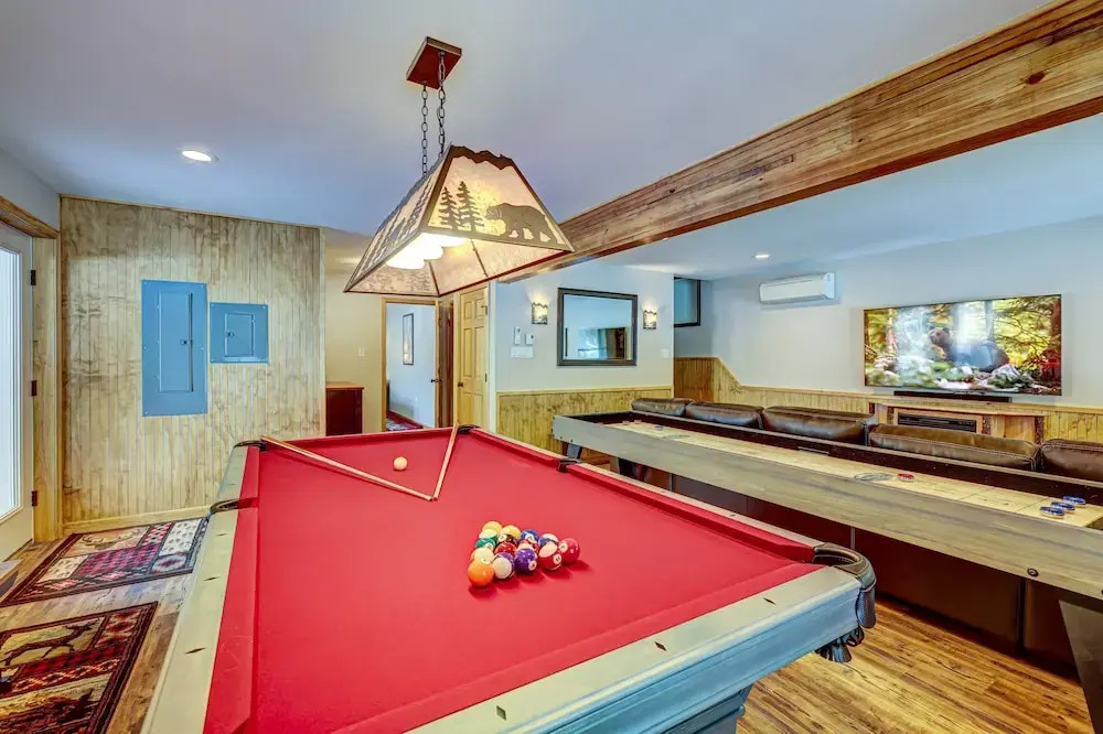 Over the Top Lodge by Avantstay Hot Tub, Shared Pool, Beach/lake Access