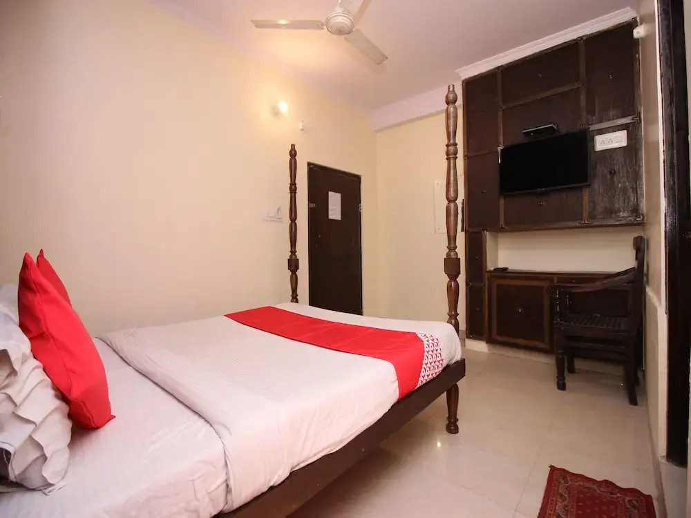 OYO 12115 Hotel Raghuraj Palace