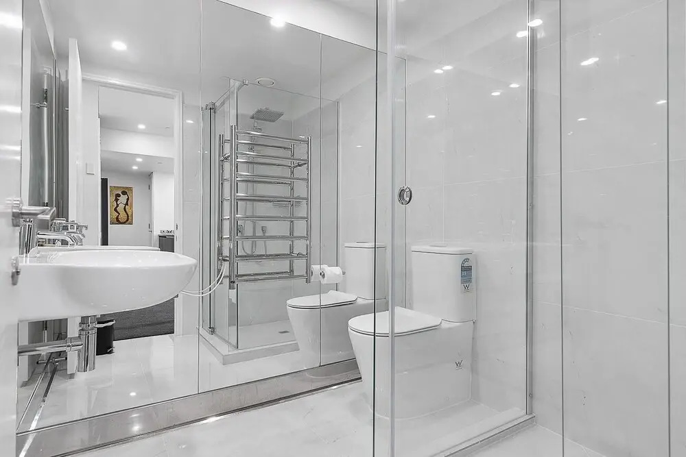 QV Upscale Modern Apt with Parking -965