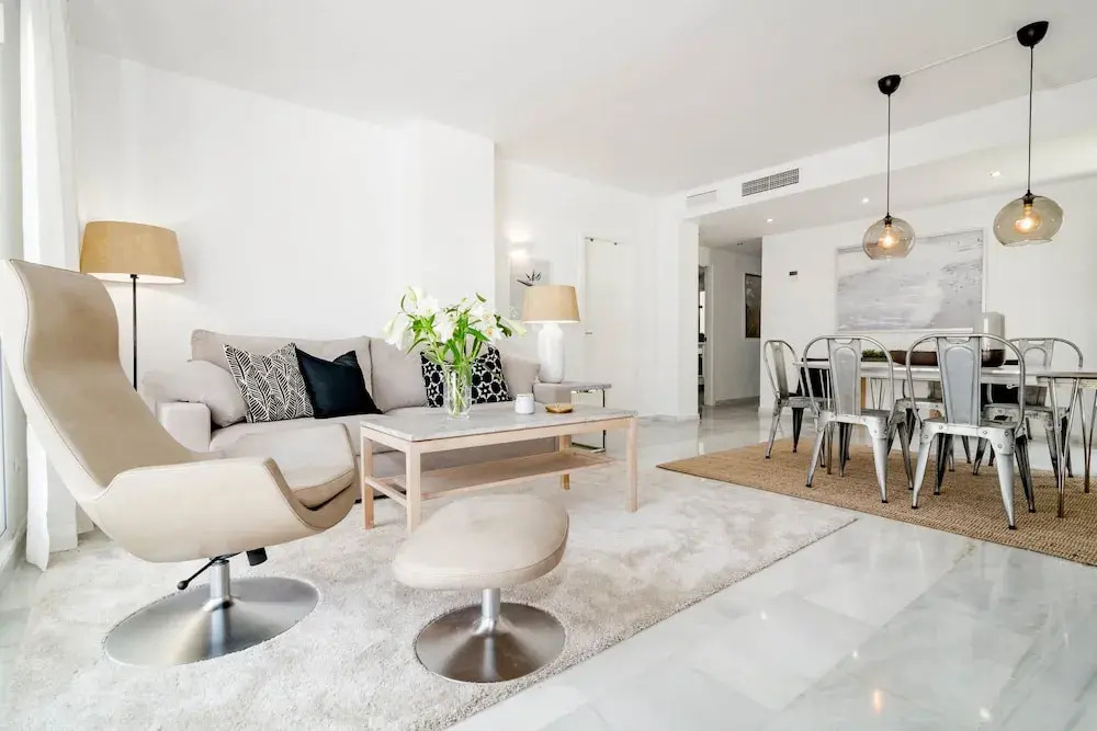 IVY- Fantastic 3 bedroom apt with private garden