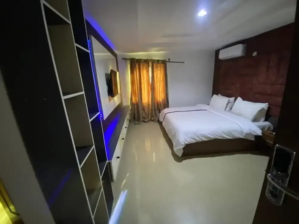 Chateau De LaRay Hotel Apo
