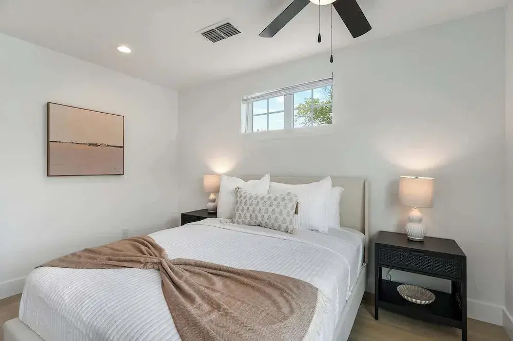 Rosé Retreat: Luxurious Getaway for 6, Hot Tub, Steps to Main Street
