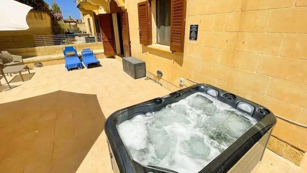 Peaceful Home With hot tub and 2 Communal Pools