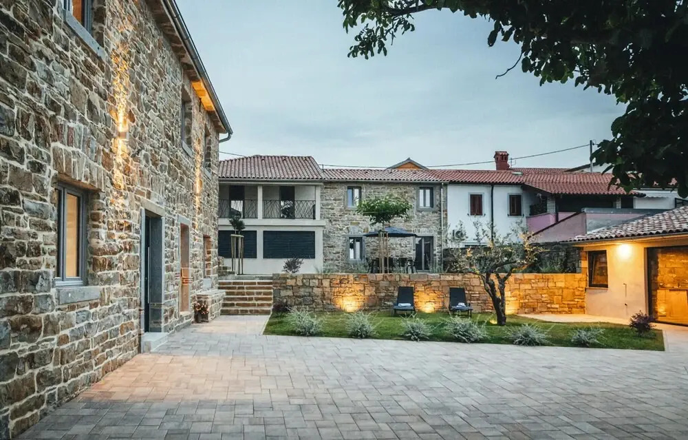 Awesome Home In Skofije