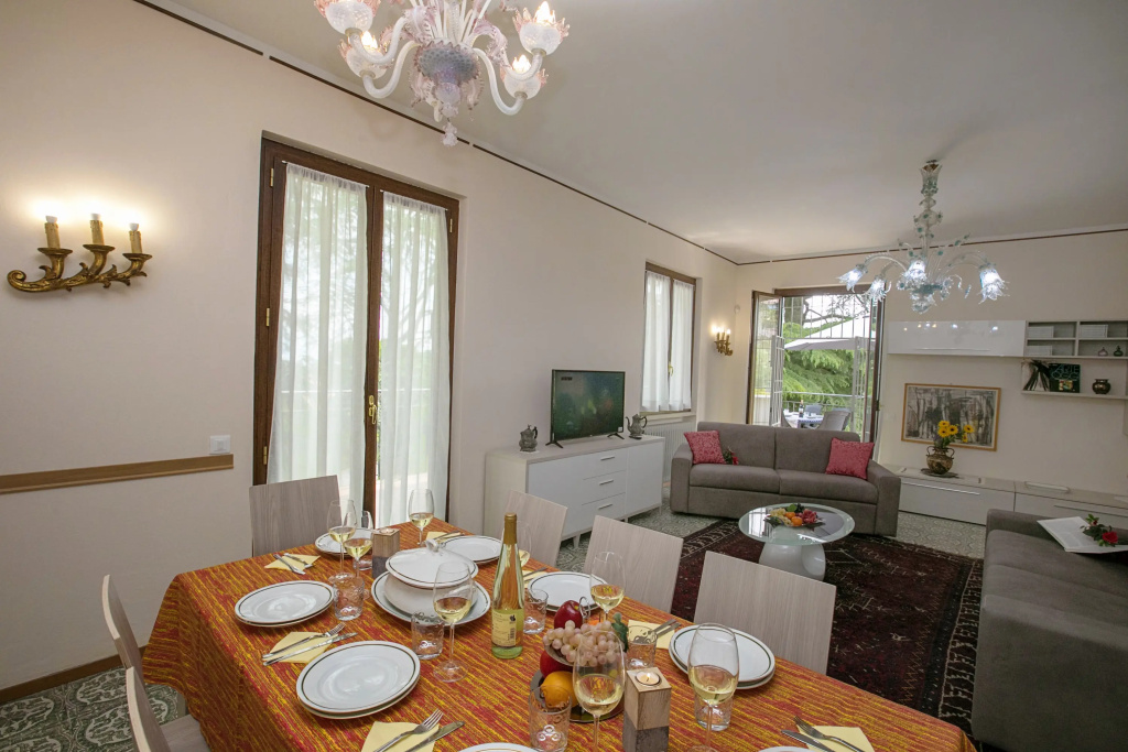 Villa Alberti 900m from Garda lake with Garden