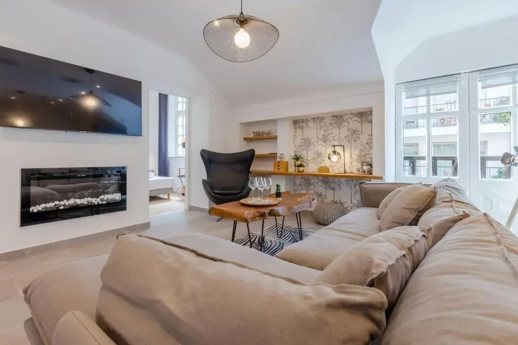 SERRENDY Stylish 2-bedroom apartment 1-minute walk to beaches