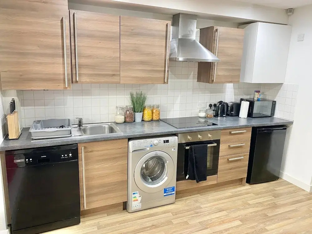 5-bed Townhouse Salford Deep Cleaned