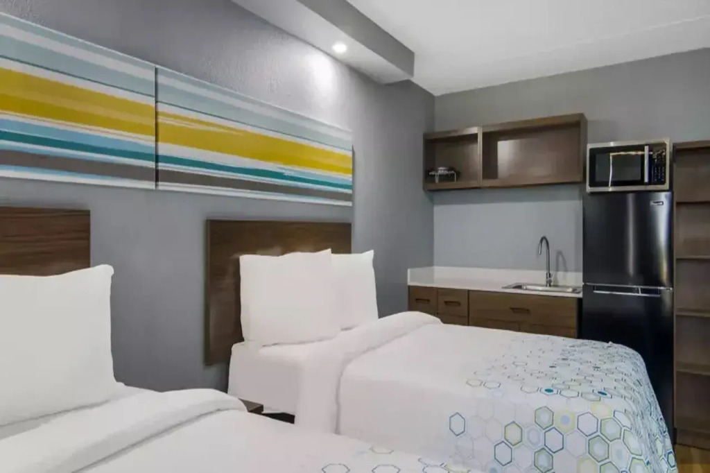 HomeTowne Studios by Red Roof and Conference Center Chicago - N Aurora Naperville
