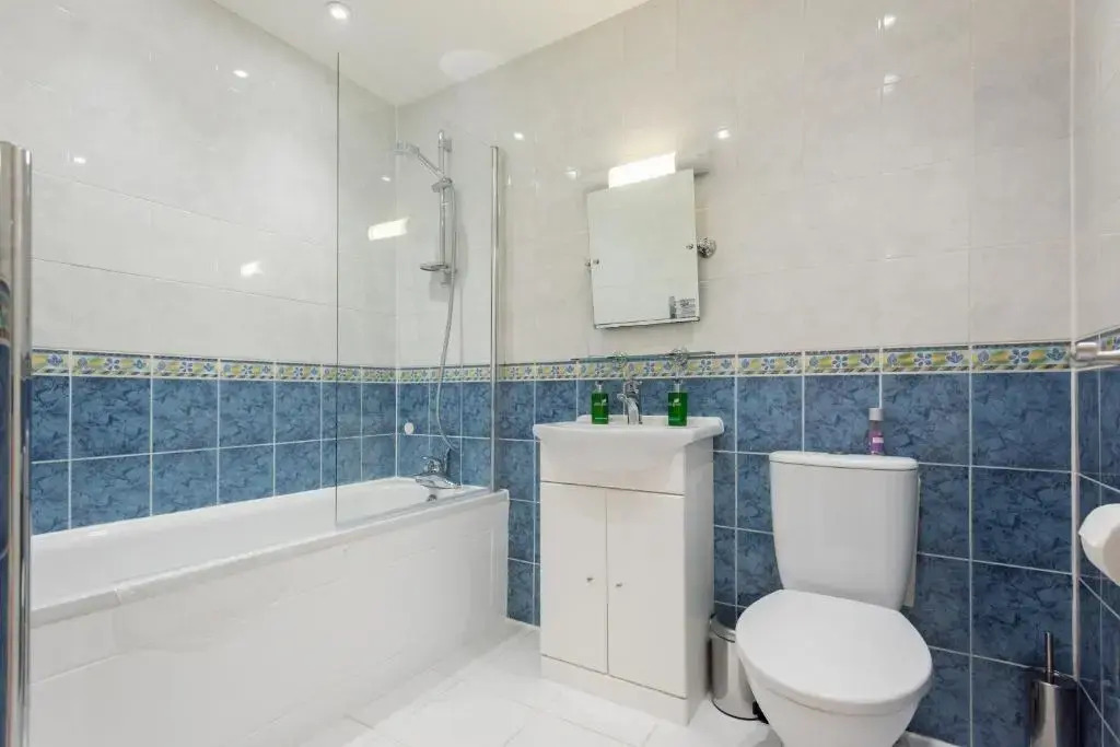 Stay Welcome Flat with Parking near Waterloo & St Thomas