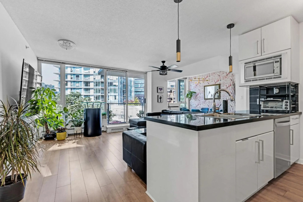 2BR Gastown Downtown Vancouver close to everything