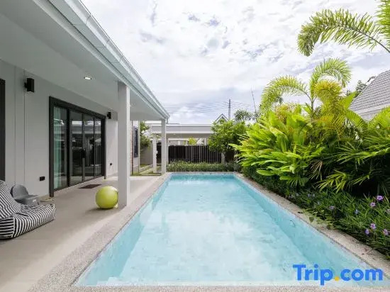 Single-family three-bedroom swimming pool villa