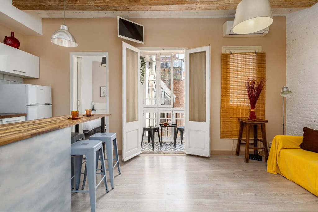 Sunny Retro Flat Balcony in Poble Sec