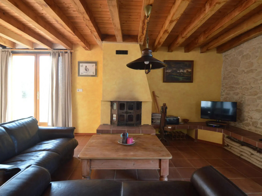 Cosy Holiday Home in Oussoy-en-Gatinais with Library