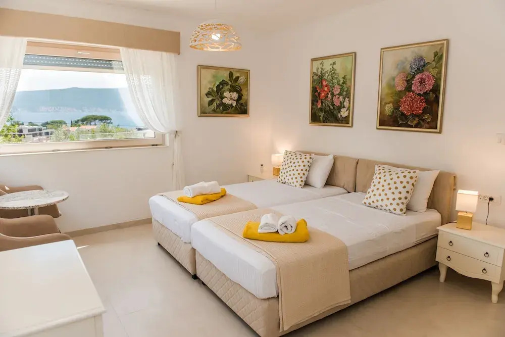 3 Bedroom 3 Bathroom Pool ,ivy House Montenegro