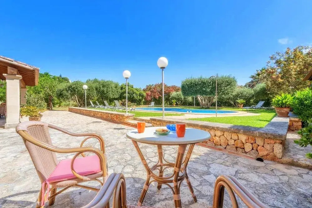 Villa in Búger with private courtyard