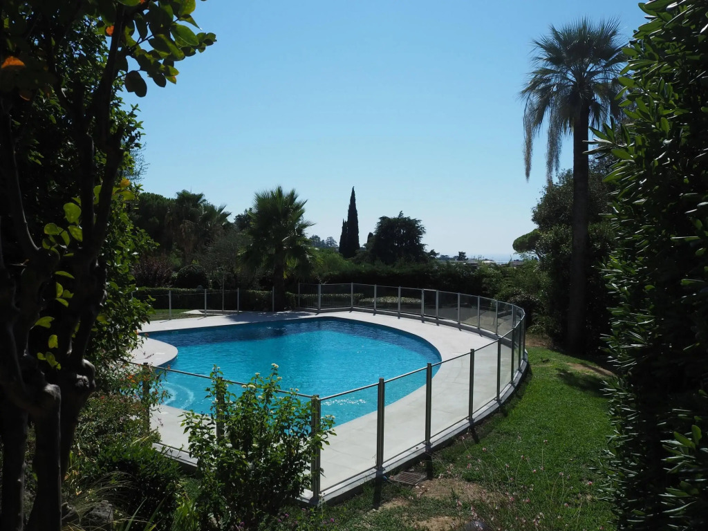 Vacation apartment with large private terrace and community pool, Cannes