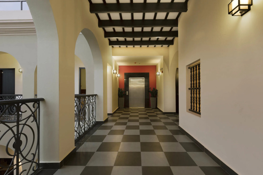 Decanter Hotel