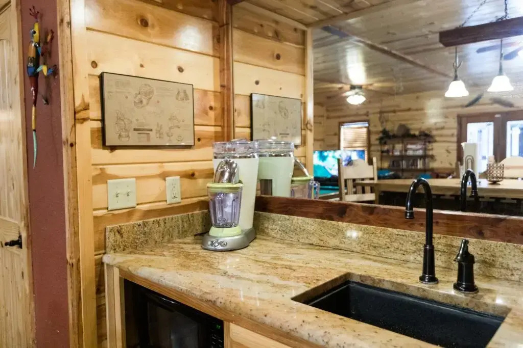 Leaping Lizard Lodge 4 bdrm 3 and a half Bth, Hot tub, Fireplaces, Swing Set, Gameroom