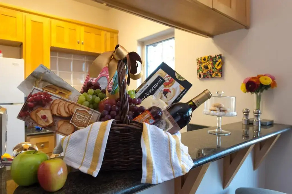 The Rivery Retreat, Choose from Luxury Guesthouse Cabin OR Poolside Suite in Lake Austin Hill Country