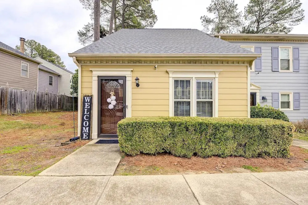 Contemporary Townhome ~ 7 Mi to Dtwn Raleigh