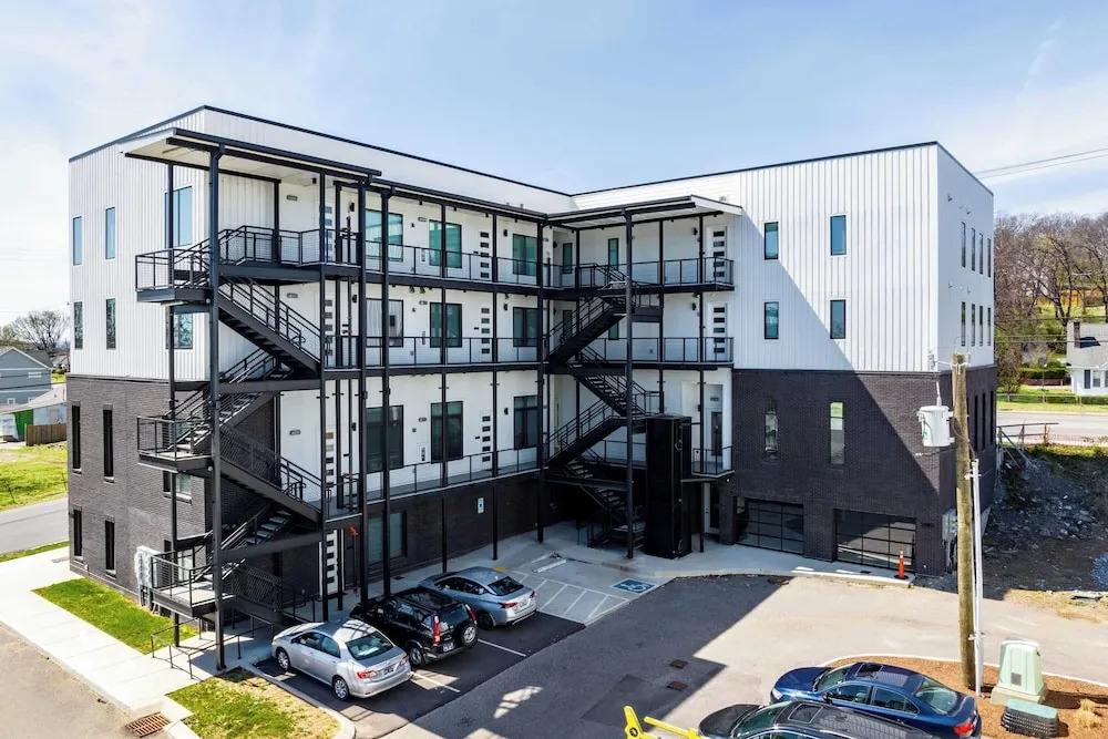 New Build Sleeps 12, 2 Condos, Modern Design Near Downtown Nashville