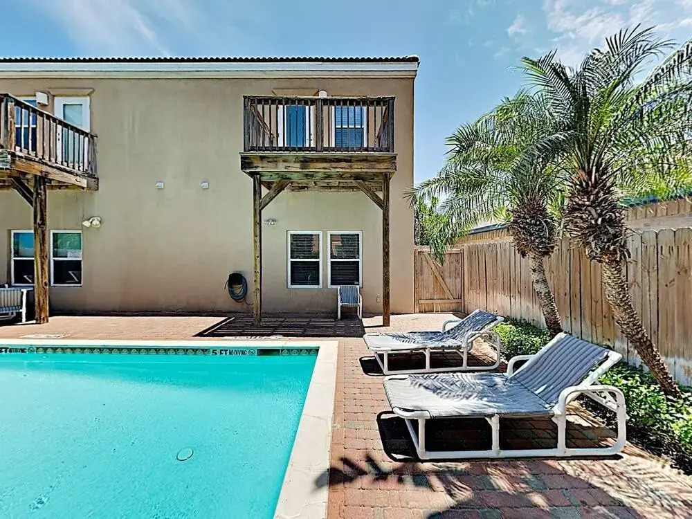 New Listing! Updated W/ Pool, Walk To Beach 2 Bedroom Condo