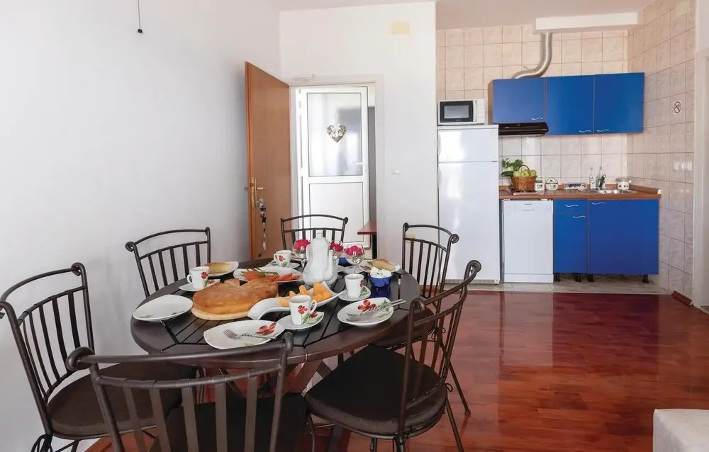 Beautiful Home in Komarna With Wifi and 3 Bedrooms
