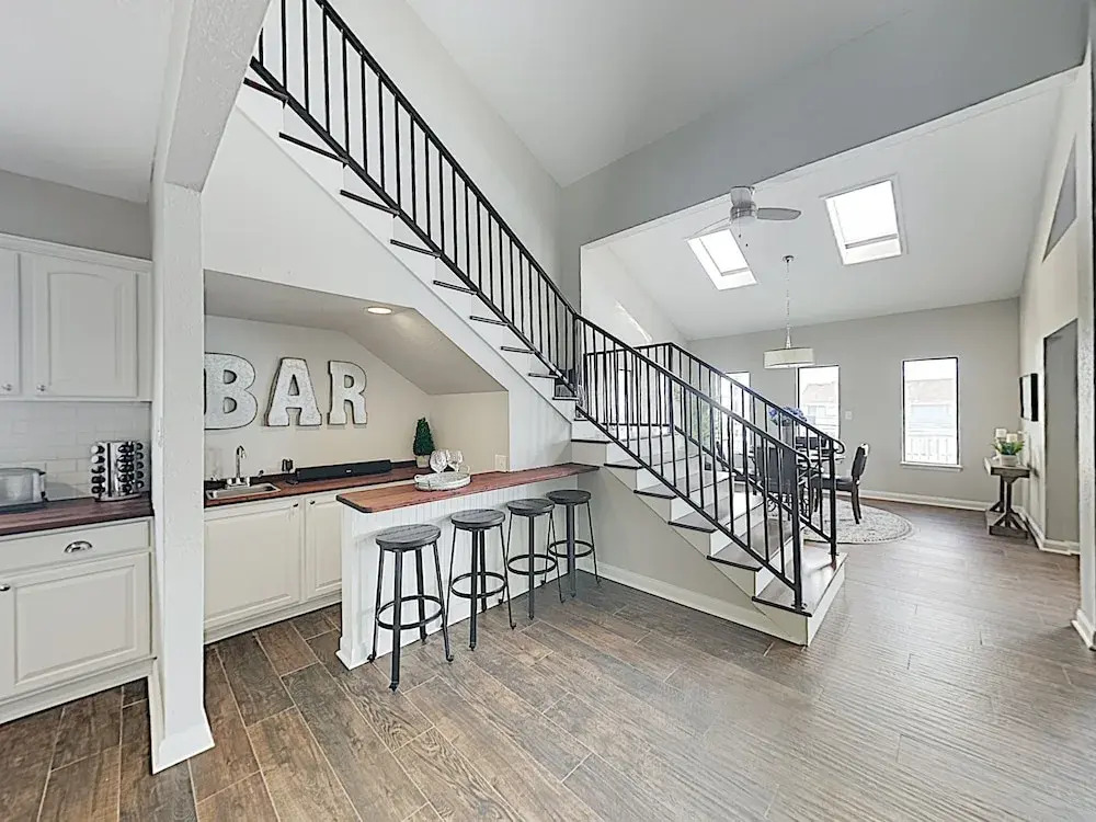 New Listing! Chic Karankawa , 1 Block To Beach 3 Bedroom Home