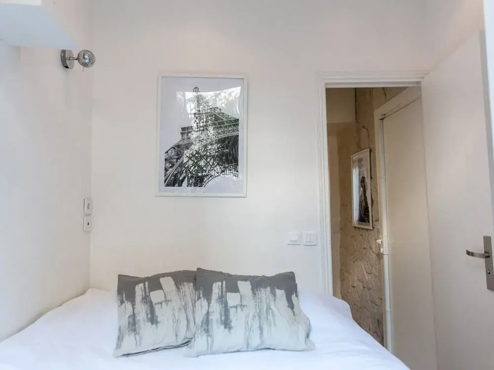 Montmartre Apartments Leo Ferre