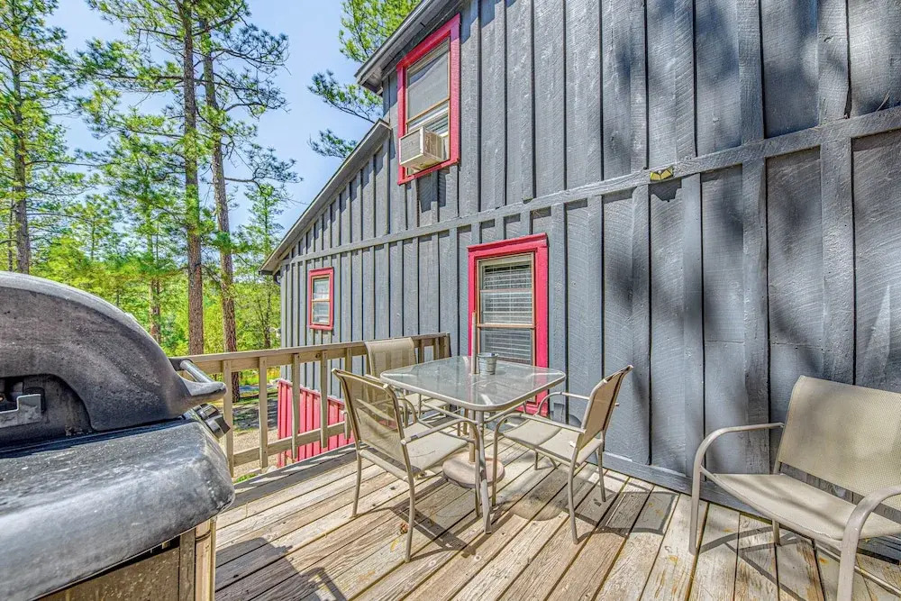 Walk to Downtown Ruidoso: Cozy Wooded Retreat