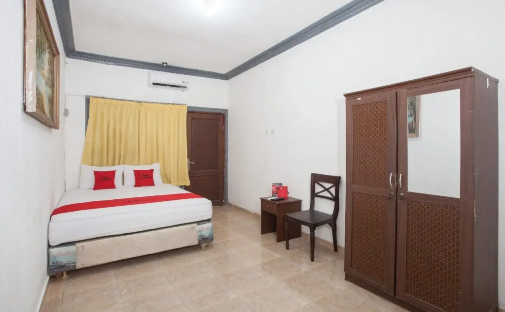 RedDoorz @ Jalan Dukuh Kupang Surabaya
