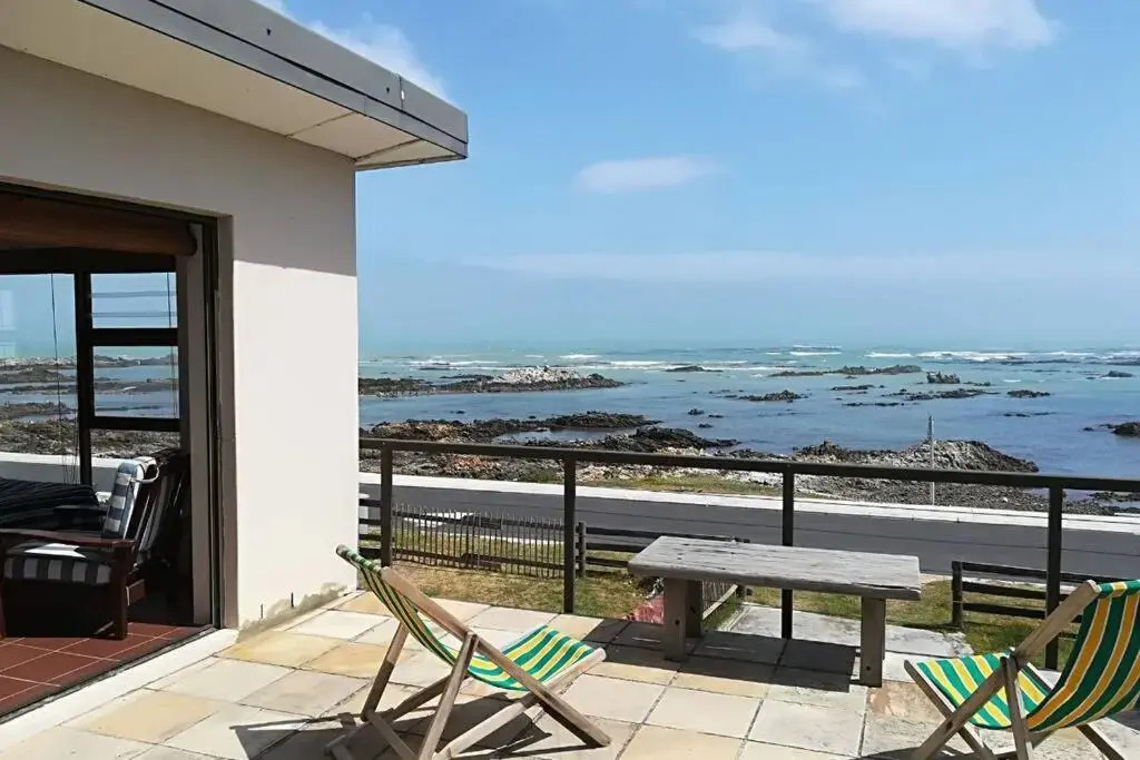 Franskraal-Bit of Salt-Rustic Family Beach House-From R1650 per night, sleeps 6,min 2 nights, please note no TV is available, only a Monitor and a HDMI Cable for streaming purposes