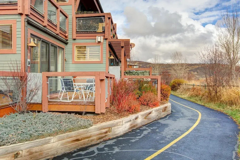 2BR Newpark Townhouse with Hot Tub by RedAwning