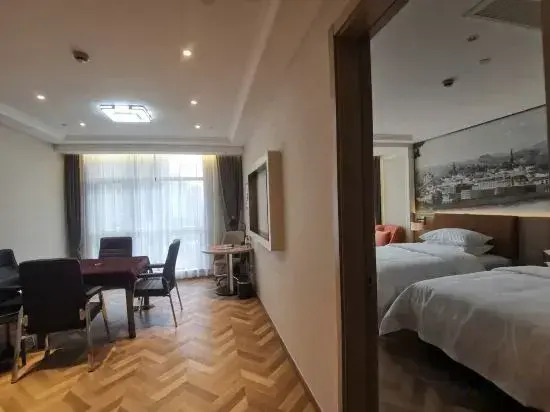 Vienna Hotel (Zhuji Station Baolong Plaza)