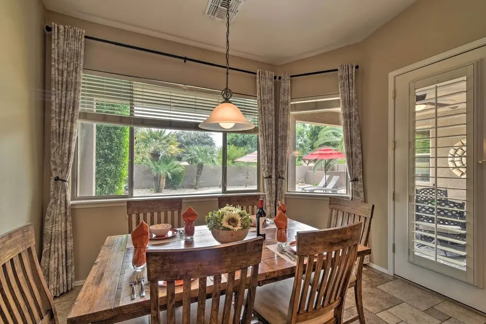 Spacious Surprise Home: 6 Mi to Wildlife World Zoo