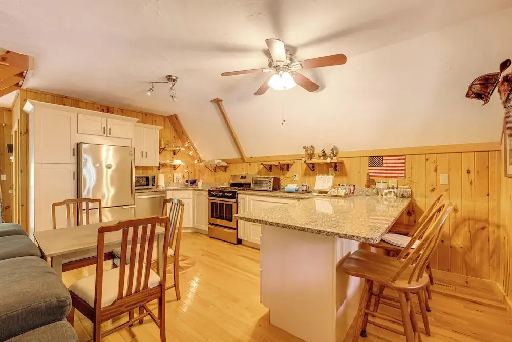 7 Mi to Ski Slopes! Cozy Madison Cabin w/ Fire Pit