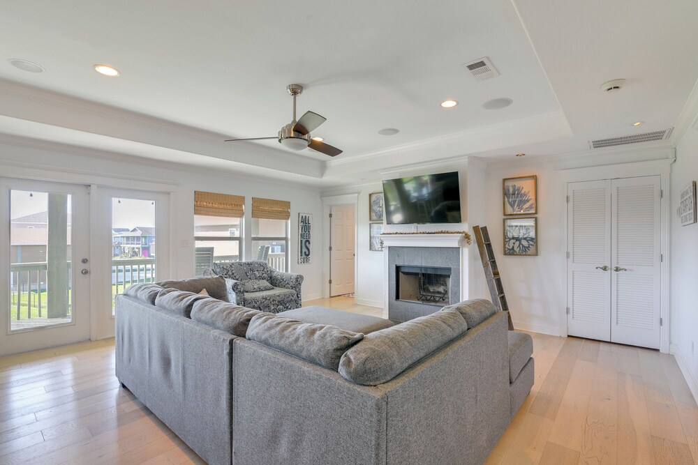 Walk to Shore: Group Getaway in Crystal Beach!