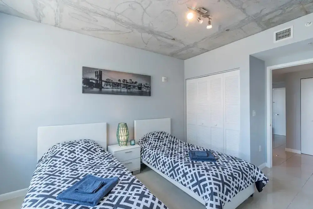 Modern, Cozy 2 BDR With Balcony,steps From Beach