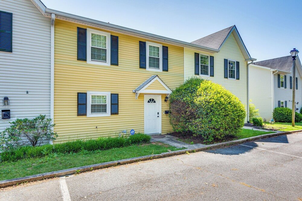 Welcoming Townhome: 1/2 Mi to Downtown Smyrna