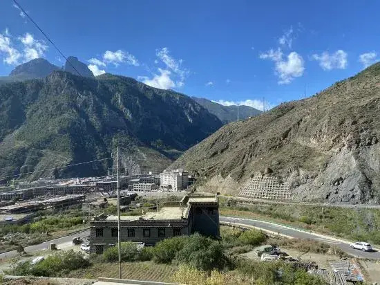 Daocheng Century Aden Hotel