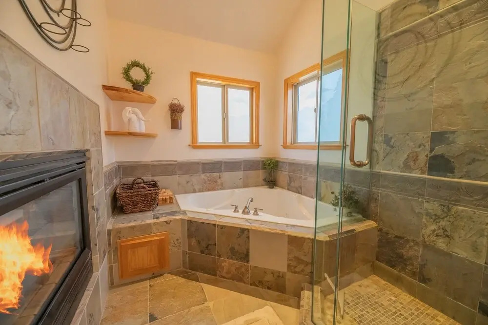 Bearfoot Bungalow - Premium And Spacious Home Close To The National Forest And The Village. 4 Bedroom Home