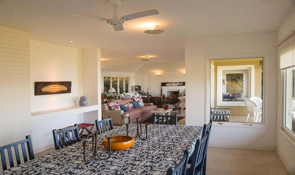 Casa Maravilhosa com Cinco Suítes, Pé na Areia da Praia de Manguinhos Por Luxury Rentals